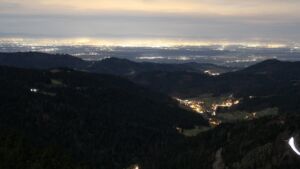 Dieses Bild zeigt eine Webcam-Aufnahme vom Achertal, aufgenommen am Dienstag, den 02.12.2025 um 22:00 Uhr. Die Temperatur betrug 5.1°C.