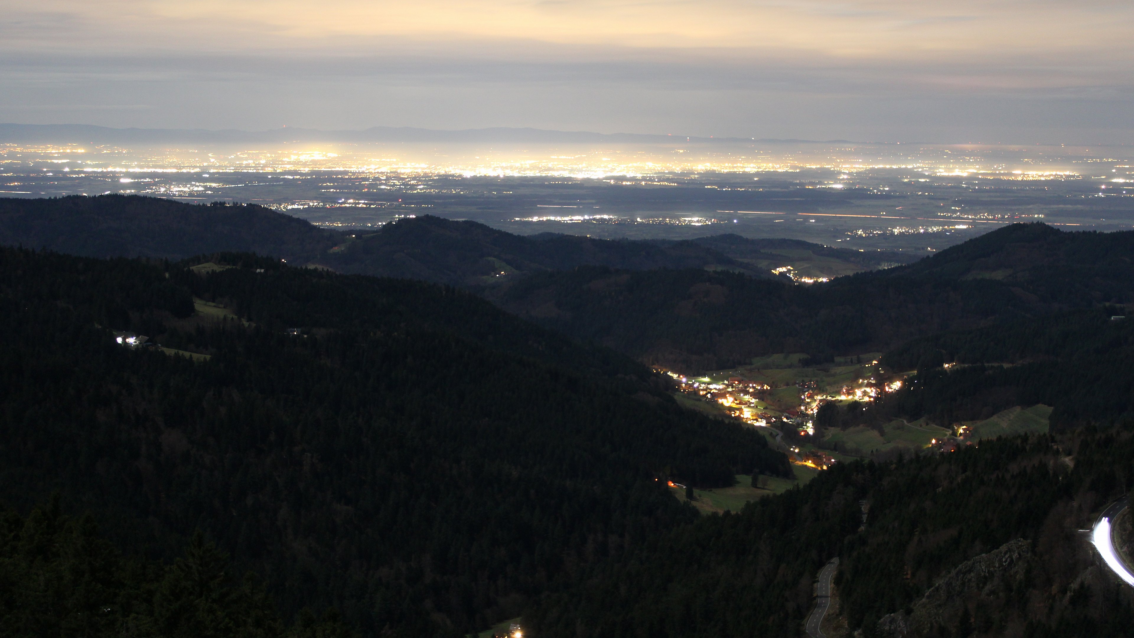 Dieses Bild zeigt eine Webcam-Aufnahme vom Achertal, aufgenommen am Dienstag, den 02.12.2025 um 22:00 Uhr. Die Temperatur betrug 5.1°C.