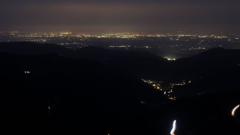 Dieses Bild zeigt eine Webcam-Aufnahme vom Achertal, aufgenommen am Freitag, den 14.11.2025 um 17:40 Uhr. Die Temperatur betrug 15.8°C.