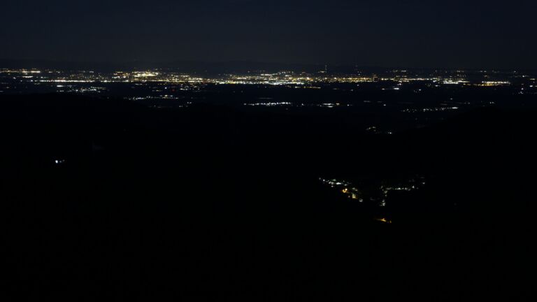 Dieses Bild zeigt eine Webcam-Aufnahme vom Achertal, aufgenommen am Sonntag, den 05.04.2026 um 05:50 Uhr. Die Temperatur betrug 9.7°C.