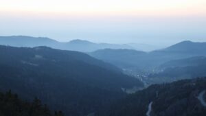 Dieses Bild zeigt eine Webcam-Aufnahme vom Achertal, aufgenommen am Samstag, den 07.03.2026 um 18:30 Uhr. Die Temperatur betrug 10.6°C.