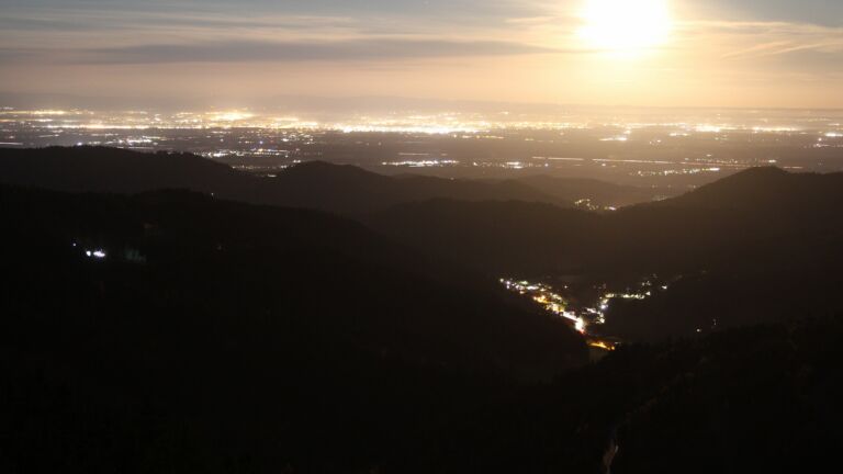 Dieses Bild zeigt eine Webcam-Aufnahme vom Achertal, aufgenommen am Dienstag, den 04.11.2025 um 05:20 Uhr. Die Temperatur betrug 5.4°C.