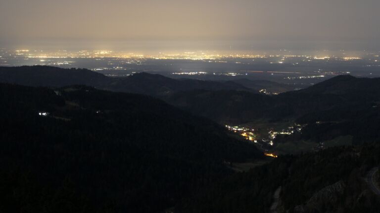 Dieses Bild zeigt eine Webcam-Aufnahme vom Achertal, aufgenommen am Freitag, den 06.03.2026 um 01:00 Uhr. Die Temperatur betrug 11.2°C.