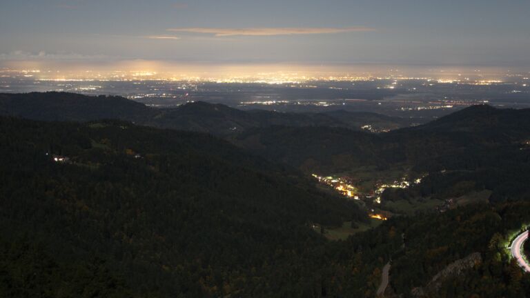 Dieses Bild zeigt eine Webcam-Aufnahme vom Achertal, aufgenommen am Donnerstag, den 09.10.2025 um 23:30 Uhr. Die Temperatur betrug 8.5°C.