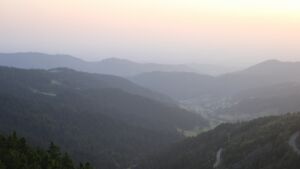 Dieses Bild zeigt eine Webcam-Aufnahme vom Achertal, aufgenommen am Freitag, den 13.06.2025 um 21:10 Uhr. Die Temperatur betrug 22.3°C.