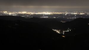 Dieses Bild zeigt eine Webcam-Aufnahme vom Achertal, aufgenommen am Freitag, den 03.04.2026 um 23:00 Uhr. Die Temperatur betrug 5.2°C.