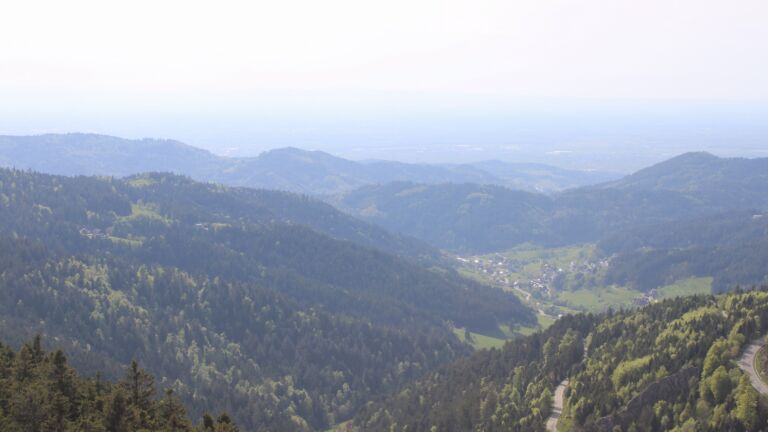 Dieses Bild zeigt eine Webcam-Aufnahme vom Achertal, aufgenommen am Montag, den 27.04.2026 um 17:10 Uhr. Die Temperatur betrug 15.5°C.