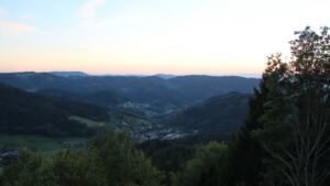 Dieses Bild zeigt eine Webcam-Aufnahme vom Achertal, aufgenommen am Samstag, den 26.09.2026 um 19:20 Uhr. Die Temperatur betrug 22.8°C.