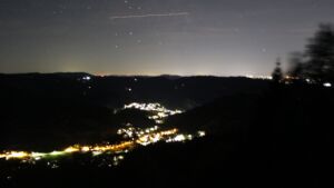 Dieses Bild zeigt eine Webcam-Aufnahme vom Achertal, aufgenommen am Montag, den 12.10.2026 um 21:30 Uhr. Die Temperatur betrug 10.7°C.