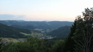 Dieses Bild zeigt eine Webcam-Aufnahme vom Achertal, aufgenommen am Freitag, den 07.08.2026 um 21:00 Uhr. Die Temperatur betrug 19.9°C.