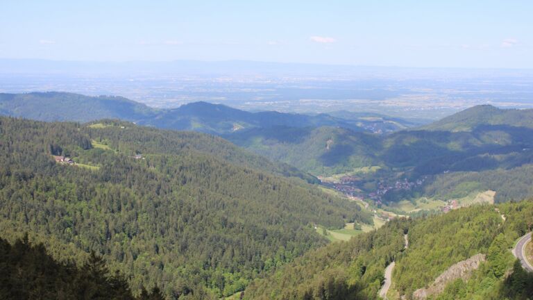 Dieses Bild zeigt eine Webcam-Aufnahme vom Achertal, aufgenommen am Freitag, den 16.05.2025 um 10:40 Uhr. Die Temperatur betrug 9°C.