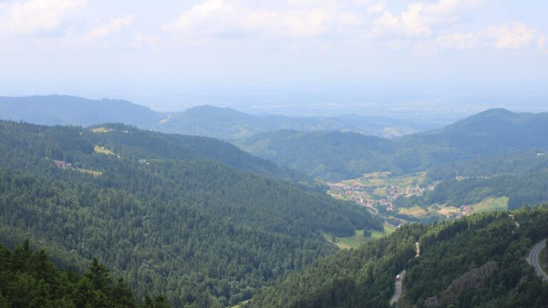 Dieses Bild zeigt eine Webcam-Aufnahme vom Achertal, aufgenommen am Montag, den 16.06.2025 um 13:30 Uhr. Die Temperatur betrug 14.7°C.