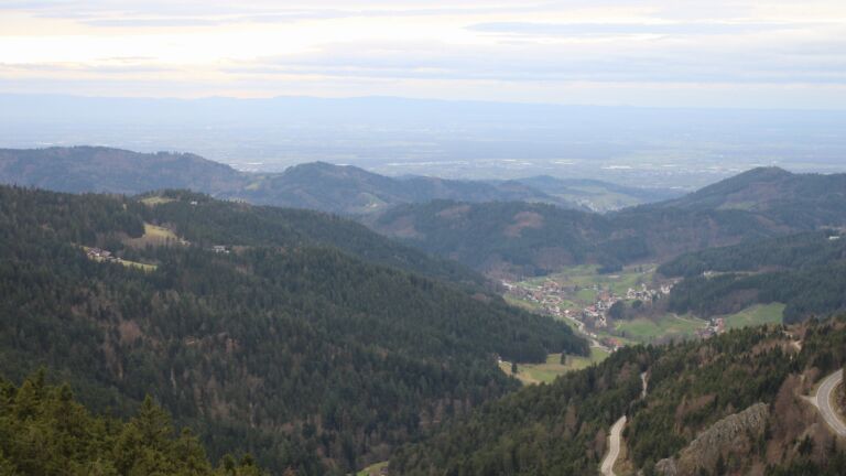 Dieses Bild zeigt eine Webcam-Aufnahme vom Achertal, aufgenommen am Freitag, den 13.03.2026 um 17:10 Uhr. Die Temperatur betrug 7.8°C.