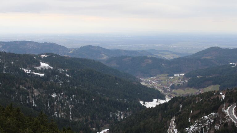 Dieses Bild zeigt eine Webcam-Aufnahme vom Achertal, aufgenommen am Mittwoch, den 14.01.2026 um 13:40 Uhr. Die Temperatur betrug 5.6°C.