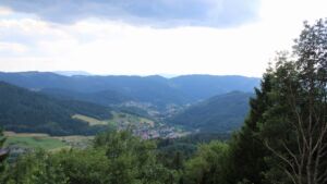 Dieses Bild zeigt eine Webcam-Aufnahme vom Achertal, aufgenommen am Mittwoch, den 01.07.2026 um 16:50 Uhr. Die Temperatur betrug 22.3°C.