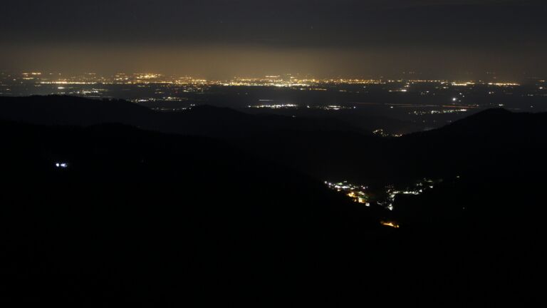 Dieses Bild zeigt eine Webcam-Aufnahme vom Achertal, aufgenommen am Mittwoch, den 25.03.2026 um 03:30 Uhr. Die Temperatur betrug 4.5°C.