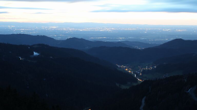 Dieses Bild zeigt eine Webcam-Aufnahme vom Achertal, aufgenommen am Samstag, den 04.04.2026 um 20:40 Uhr. Die Temperatur betrug 7.5°C.