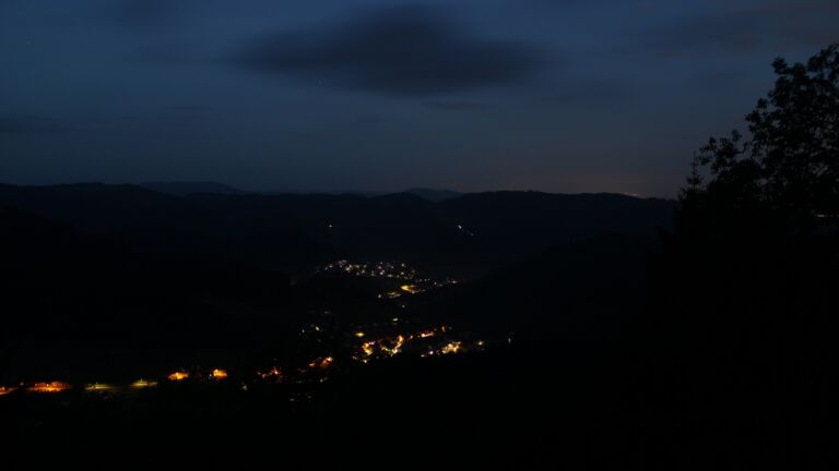Dieses Bild zeigt eine Webcam-Aufnahme vom Achertal, aufgenommen am Donnerstag, den 21.05.2026 um 04:30 Uhr. Die Temperatur betrug 10.4°C.