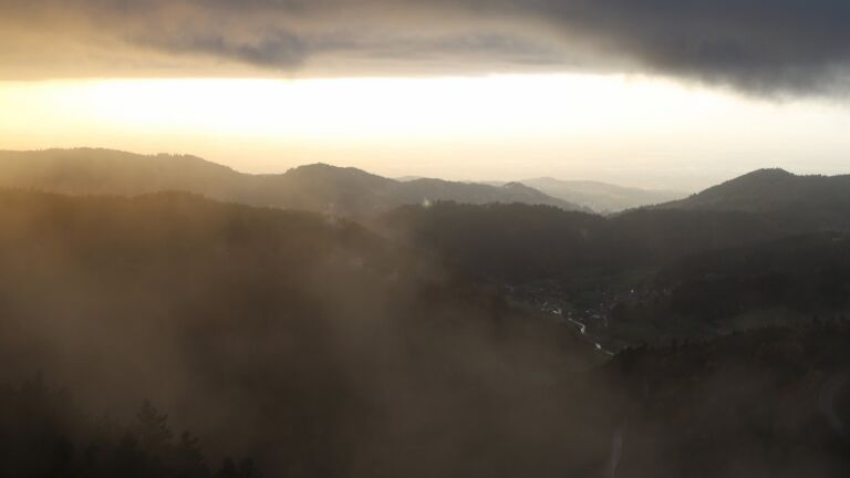 Dieses Bild zeigt eine Webcam-Aufnahme vom Achertal, aufgenommen am Montag, den 27.10.2025 um 16:50 Uhr. Die Temperatur betrug 2.5°C.