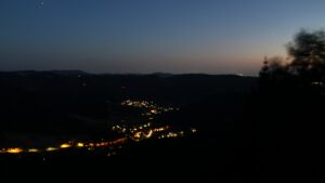 Dieses Bild zeigt eine Webcam-Aufnahme vom Achertal, aufgenommen am Mittwoch, den 12.08.2026 um 21:50 Uhr. Die Temperatur betrug 24.4°C.