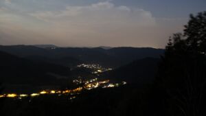 Dieses Bild zeigt eine Webcam-Aufnahme vom Achertal, aufgenommen am Samstag, den 27.06.2026 um 23:10 Uhr. Die Temperatur betrug 30.9°C.