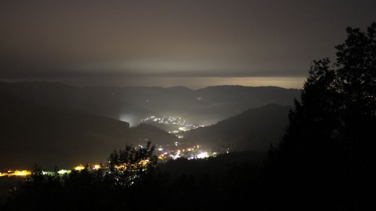 Dieses Bild zeigt eine Webcam-Aufnahme vom Achertal, aufgenommen am Mittwoch, den 21.10.2026 um 00:30 Uhr. Die Temperatur betrug 9.8°C.