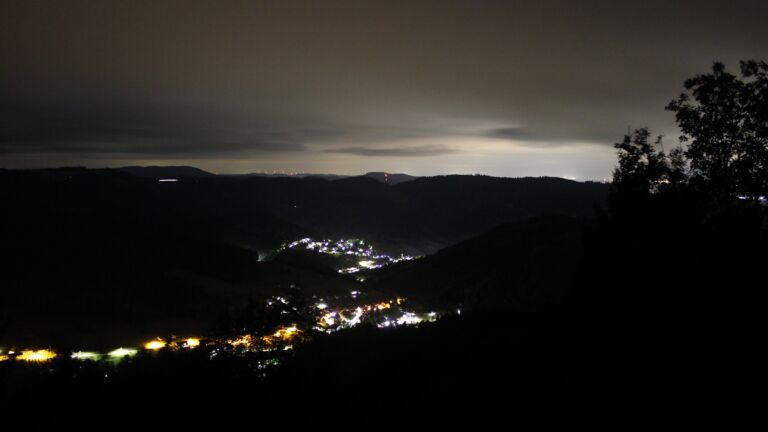 Dieses Bild zeigt eine Webcam-Aufnahme vom Achertal, aufgenommen am Mittwoch, den 19.08.2026 um 04:00 Uhr. Die Temperatur betrug 16.1°C.