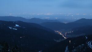 Dieses Bild zeigt eine Webcam-Aufnahme vom Achertal, aufgenommen am Dienstag, den 27.01.2026 um 17:50 Uhr. Die Temperatur betrug 2.7°C.