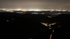 Dieses Bild zeigt eine Webcam-Aufnahme vom Achertal, aufgenommen am Donnerstag, den 15.01.2026 um 21:00 Uhr. Die Temperatur betrug 5.1°C.