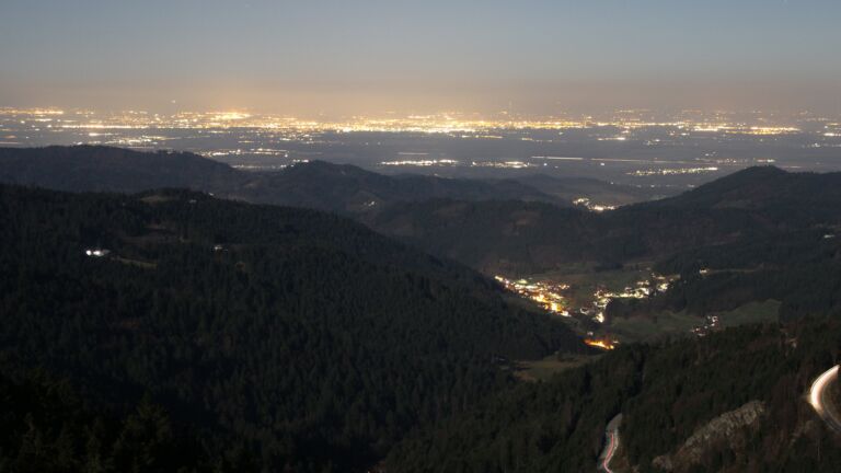 Dieses Bild zeigt eine Webcam-Aufnahme vom Achertal, aufgenommen am Mittwoch, den 04.03.2026 um 22:00 Uhr. Die Temperatur betrug 4.7°C.