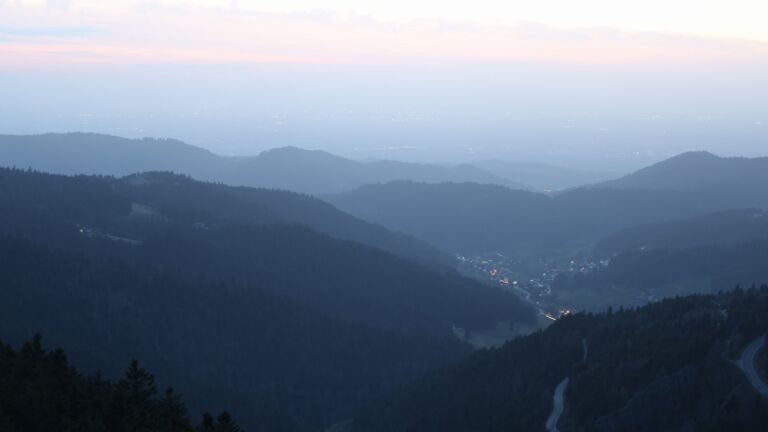 Dieses Bild zeigt eine Webcam-Aufnahme vom Achertal, aufgenommen am Montag, den 09.03.2026 um 18:50 Uhr. Die Temperatur betrug 9.4°C.