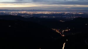 Dieses Bild zeigt eine Webcam-Aufnahme vom Achertal, aufgenommen am Samstag, den 29.11.2025 um 17:30 Uhr. Die Temperatur betrug 5.7°C.