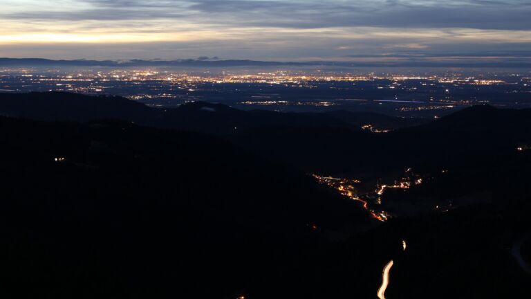 Dieses Bild zeigt eine Webcam-Aufnahme vom Achertal, aufgenommen am Samstag, den 29.11.2025 um 17:30 Uhr. Die Temperatur betrug 5.7°C.