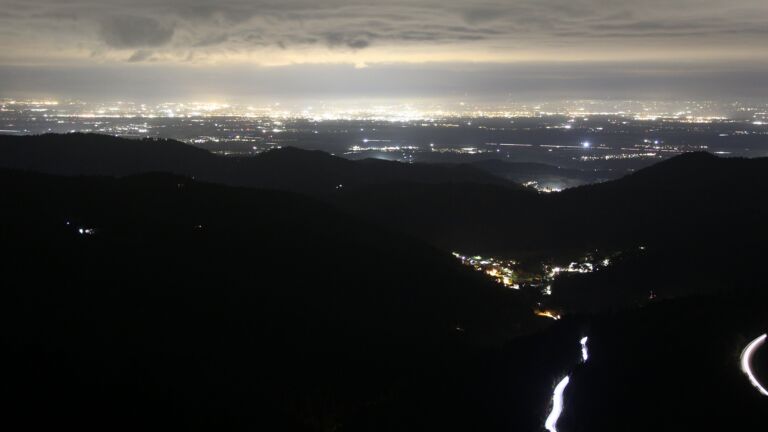 Dieses Bild zeigt eine Webcam-Aufnahme vom Achertal, aufgenommen am Freitag, den 17.10.2025 um 20:30 Uhr. Die Temperatur betrug 5.9°C.