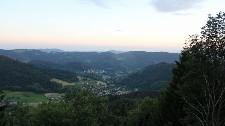 Dieses Bild zeigt eine Webcam-Aufnahme vom Achertal, aufgenommen am Mittwoch, den 17.06.2026 um 21:30 Uhr. Die Temperatur betrug 23.1°C.