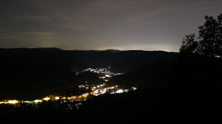 Dieses Bild zeigt eine Webcam-Aufnahme vom Achertal, aufgenommen am Mittwoch, den 14.10.2026 um 23:30 Uhr. Die Temperatur betrug 13.2°C.
