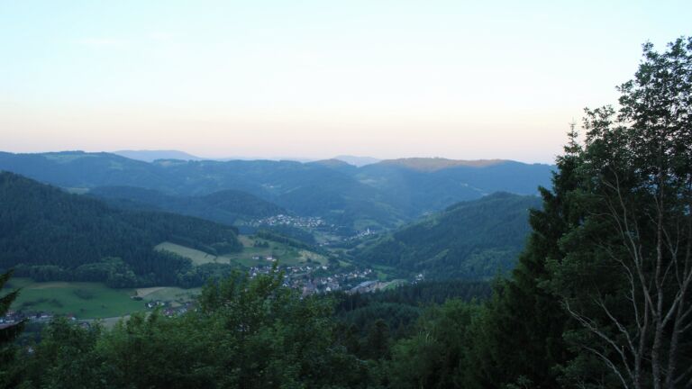 Dieses Bild zeigt eine Webcam-Aufnahme vom Achertal, aufgenommen am Freitag, den 19.06.2026 um 05:50 Uhr. Die Temperatur betrug 21.5°C.