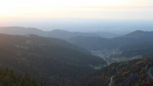 Dieses Bild zeigt eine Webcam-Aufnahme vom Achertal, aufgenommen am Samstag, den 18.10.2025 um 18:20 Uhr. Die Temperatur betrug 5.9°C.