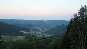 Dieses Bild zeigt eine Webcam-Aufnahme vom Achertal, aufgenommen am Sonntag, den 28.06.2026 um 05:30 Uhr. Die Temperatur betrug 27.6°C.