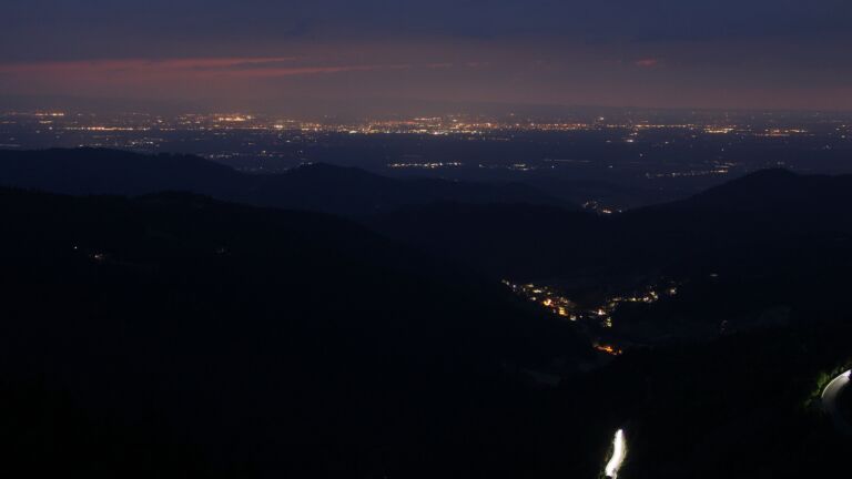 Dieses Bild zeigt eine Webcam-Aufnahme vom Achertal, aufgenommen am Samstag, den 17.05.2025 um 22:00 Uhr. Die Temperatur betrug 8.5°C.