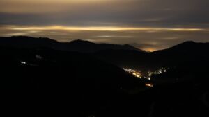 Dieses Bild zeigt eine Webcam-Aufnahme vom Achertal, aufgenommen am Freitag, den 06.02.2026 um 00:00 Uhr. Die Temperatur betrug 3.9°C.