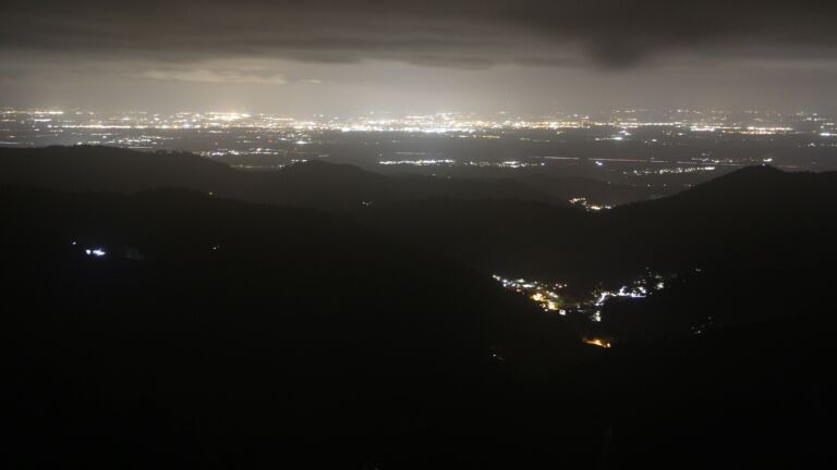 Dieses Bild zeigt eine Webcam-Aufnahme vom Achertal, aufgenommen am Montag, den 27.10.2025 um 21:00 Uhr. Die Temperatur betrug 2.6°C.