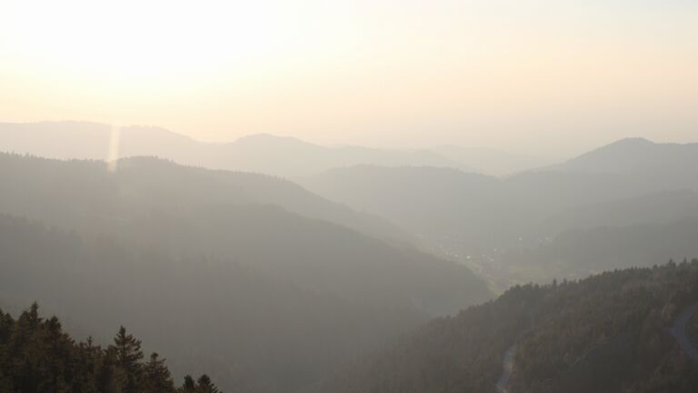 Dieses Bild zeigt eine Webcam-Aufnahme vom Achertal, aufgenommen am Donnerstag, den 19.03.2026 um 18:00 Uhr. Die Temperatur betrug 6.6°C.