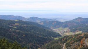 Dieses Bild zeigt eine Webcam-Aufnahme vom Achertal, aufgenommen am Freitag, den 31.10.2025 um 13:00 Uhr. Die Temperatur betrug 10.8°C.