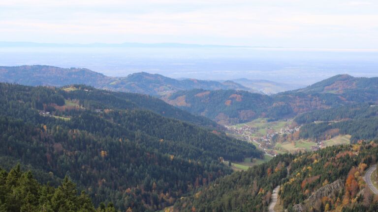 Dieses Bild zeigt eine Webcam-Aufnahme vom Achertal, aufgenommen am Freitag, den 31.10.2025 um 13:00 Uhr. Die Temperatur betrug 10.8°C.