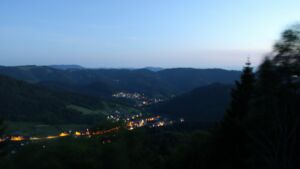 Dieses Bild zeigt eine Webcam-Aufnahme vom Achertal, aufgenommen am Freitag, den 22.05.2026 um 22:00 Uhr. Die Temperatur betrug 20.3°C.