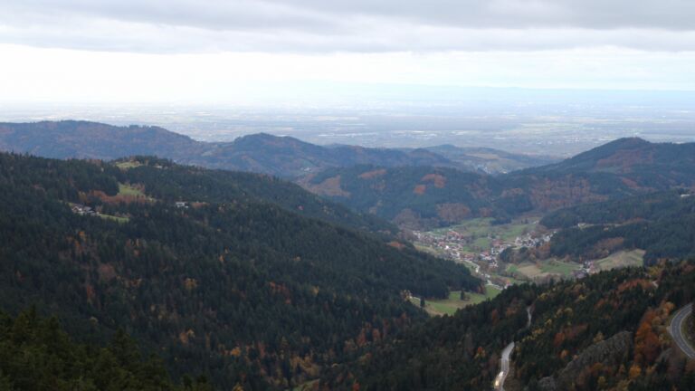 Dieses Bild zeigt eine Webcam-Aufnahme vom Achertal, aufgenommen am Dienstag, den 28.10.2025 um 17:20 Uhr. Die Temperatur betrug 5.5°C.