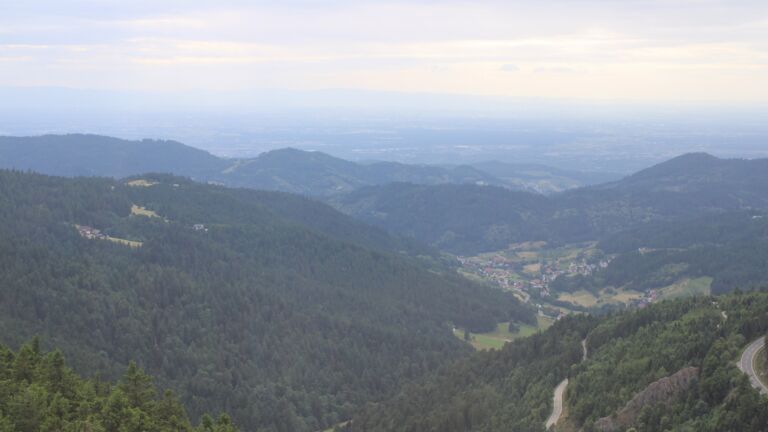 Dieses Bild zeigt eine Webcam-Aufnahme vom Achertal, aufgenommen am Montag, den 23.06.2025 um 17:30 Uhr. Die Temperatur betrug 17.3°C.