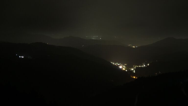Dieses Bild zeigt eine Webcam-Aufnahme vom Achertal, aufgenommen am Dienstag, den 21.10.2025 um 21:00 Uhr. Die Temperatur betrug 8°C.