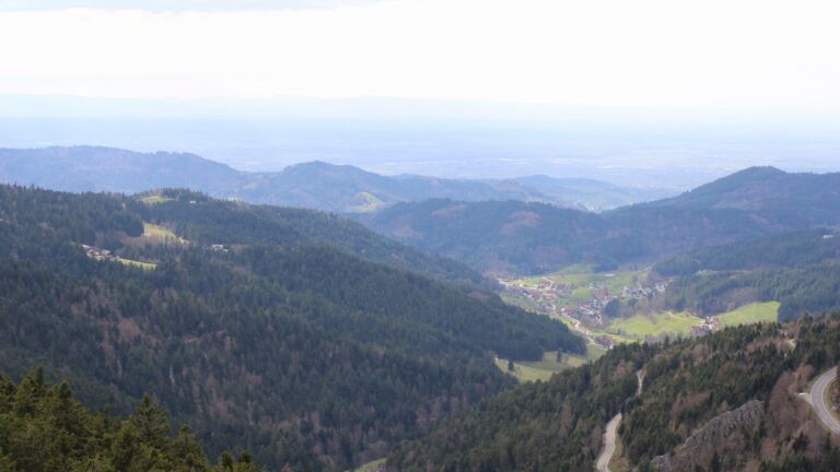 Dieses Bild zeigt eine Webcam-Aufnahme vom Achertal, aufgenommen am Sonntag, den 05.04.2026 um 16:10 Uhr. Die Temperatur betrug 11.9°C.